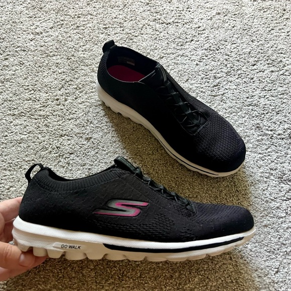 Skechers GOwalk Classic Women’s Size 8.5 Black Washable Bungee Pull On Sneakers - Picture 1 of 6